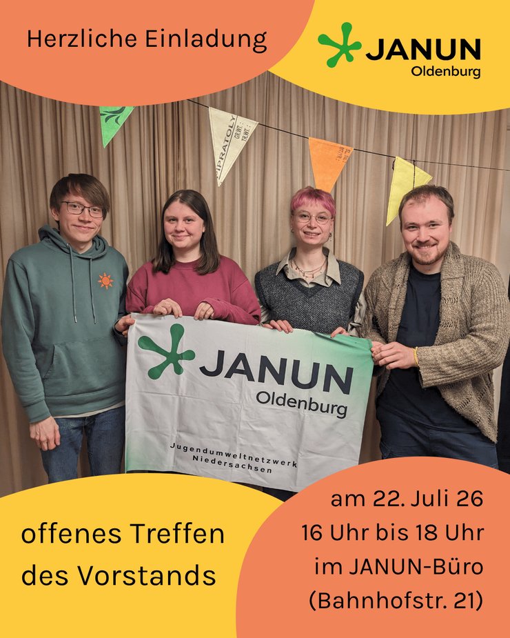 Vier Menschen mit janun-Banner lächeln in die Kamera. Text: Herzliche Einladung. Offenes Treffen des Vorstands am 22. Juli 26 von 16 Uhr bis 18 Uhr im janun-Büro (Bahnhofstr. 21). Oben rechts das Logo von janun Oldenburg.